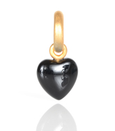 Charms i silkemat forgyldt sølv med hjerte i glatslebet sort Onyx. Match serien.